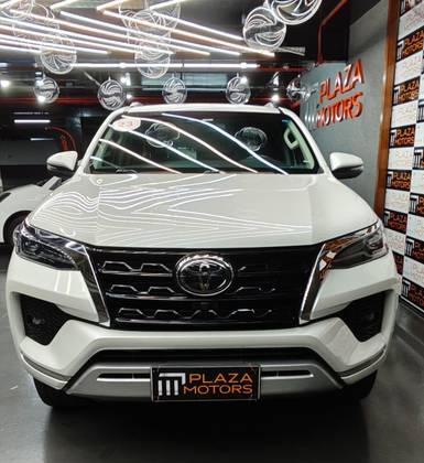 TOYOTA HILUX SW4 2.8 D-4D TURBO DIESEL SRX 7L 4X4 AUTOMÁTICO TOYOTA HILUX SW4 2.8 D-4D TURBO DIESEL SRX 7L 4X4 AUTOMÁTICO